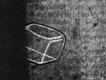 Cristal de helio que ha crecido en la pared lateral de una ampolla con helio líquido (K. O. Keshishev, A. Ya. Parshin, A. V. Babkin. 1980).