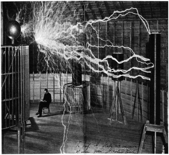 Esta imagen, tomada con fines publicitarios en Colorado Springs (con doble exposición), muestra al inventor leyendo pacíficamente, ajeno al estruendo (que se oía a más de quince kilómetros de distancia) de la descarga de millones de voltios que lo rodea. (Archivo Corbis/CordonPress)