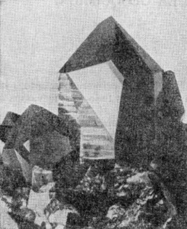 Cristales de cuarzo ahumado en el feldespato