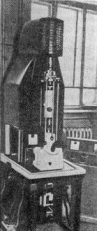Microscopio electrónico, que amplifica hasta 500.000 veces. El objeto que se observa es iluminado por un chorro de electrones.