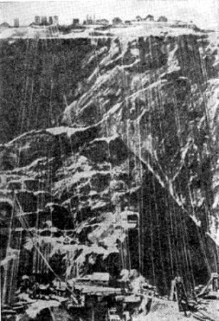 Trabajos al aire libre en los fosos diamantíferos situados en los alrededores de Kimberley (año 1880). Se ven numerosos cables para elevar el mineral perteneciente a los propietarios de pequeños sectores.