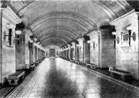 Estación "Oktiabrskaia" del metropolitano de Moscú. Las paredes están revestidas con mármol blanco de los Urales