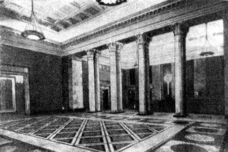 Estación "Bielorruskaia" del metropolitano de Moscú. Las columnas son de mármol blanco; las paredes y el piso de mosaico de mármoles del país dotados de vivos colores