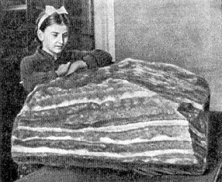 Silvinita, roca compuesta por capas de silvita y halita. Yacimiento de Solikamsk