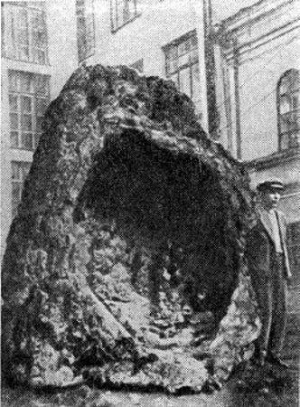 Geoda de limonita (hematite parda) de las minas de Bakal