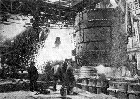 Vaciado en moldes del acero en una fábrica metalúrgica moderna