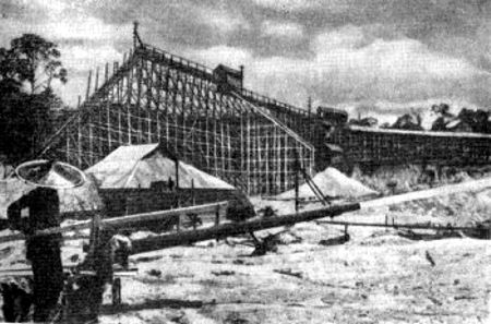 Depósitos de arenas estanníferas en la Península de Malaca. La masa mineral se lava con hidromonitores (lanzas de agua). El barro líquido obtenido se hace escurrir por zanjas especiales. Placer de Iogore­Bagrú (año 1940)