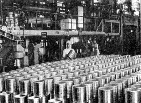 Pilas de botes de conservas en una fábrica