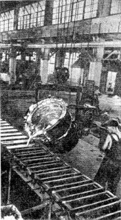 Vaciado en moldes del aluminio en un taller de fundición