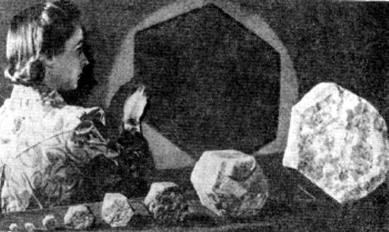 Berilios. Al fondo está representada la sección hexagonal de un cristal