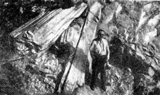 Gigantesco berilio verde opaco de una camera de feldespato. Peso: 18 toneladas