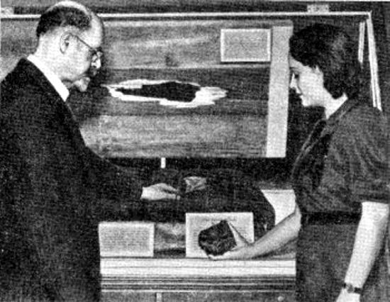 Meteorito caído el 29 de septiembre de 1938. Atravesó el tejado de un garaje, la cubierta de un automóvil y cayó en el asiento del coche. Pesa 1.814 gramos