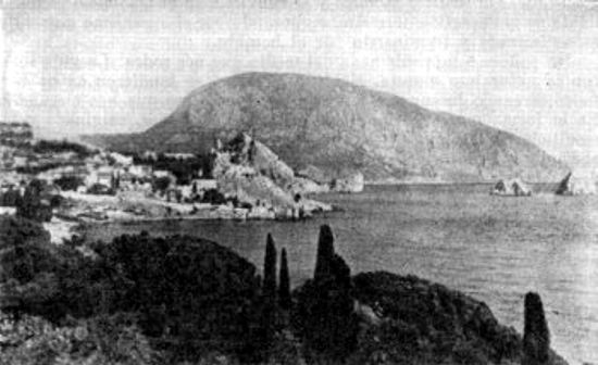Crimea, Gurzuf. Vista general del lacolito o “volcán frustrado”. Al fondo el monte “Medved”
