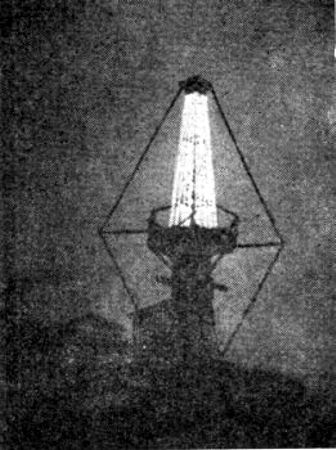 Faro de tubos de neón en un aeródromo