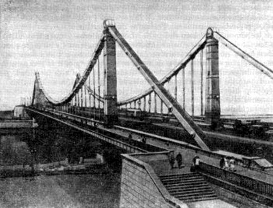 Moscú. Puente de Crimea, construido de duraluminio