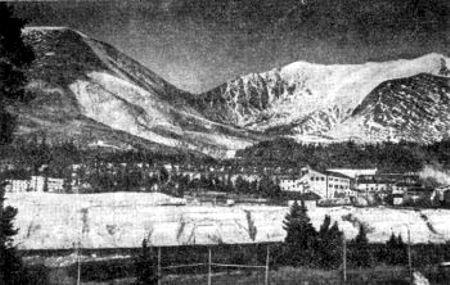 Yacimiento de molibdeno en Climax (montañas del Colorado). Aquí el molibdeno se halla formando capas en la masa de granito. A la derecha se ve una fábrica de enriquecimiento.