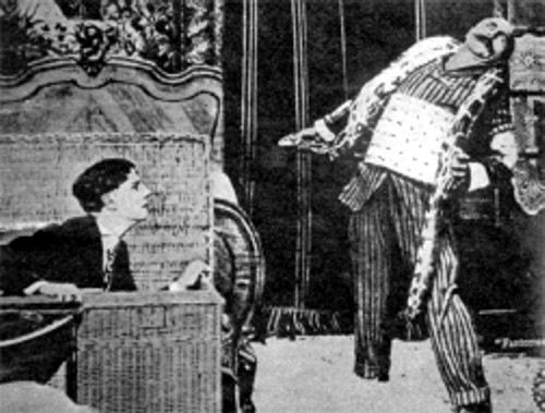 Feuillade comenzó en Francia en 1911; 01-16.jpg