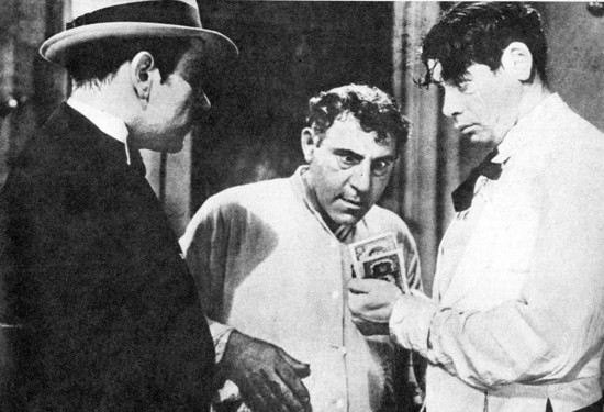 Paul Muni, derecha, George Raft, izquierda, y William Bendix; 11-06.jpg