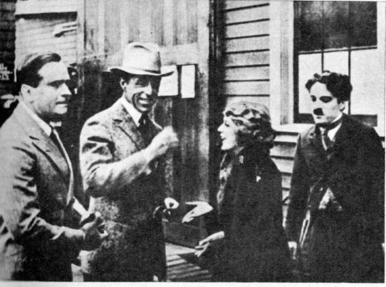 Douglas Fairbanks, el director D. W. Griffith, Mary Pickford y Charlie Chaplin; 11-07.jpg