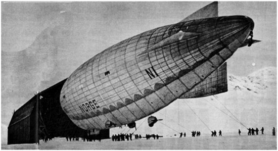 VIAJE AL POLO: El Norge, ubicado en un hangar a cielo abierto de Ny Aalesund, es preparado antes que Amundsen inicie lo tentativo de llegar al Polo Norte.