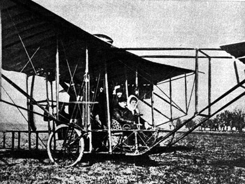 TRANSPORTE AÉREO. Una verdadera competencia se desencadenó entre quienes podían transportar un mayor número de pasajeros. Lemartin cuando condujo a siete personas en un Blériot XIII, quebrando un record que luego fue superado.