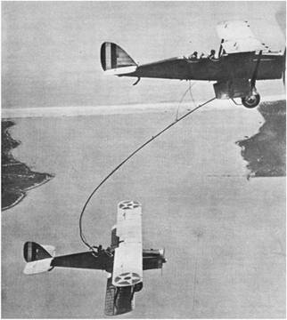 REABASTECIMIENTO EN VUELO. El primer reaprovisionamiento de un avión en pleno vuelo significó un paso importante en el futuro de la floreciente aviación.