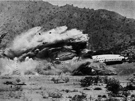 CHOQUE DELIBERADO. Investigadores de Seguridad Aérea estrellaron deliberadamente este enorme Superconstellation sin pasajeros en Arizona para estudiar las formas de proteger o las personas o bordo.