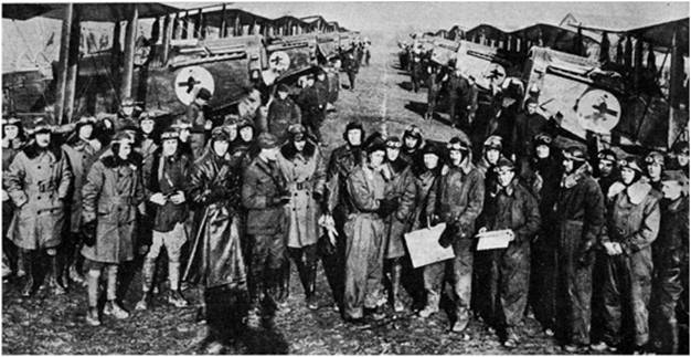 PILOTOS DE EEUU. En Maulan Francia, se estableció la 11° Escuadrilla norteamericana que tuvo destacada actuación en la victoria aliada de la Gran Guerra.
