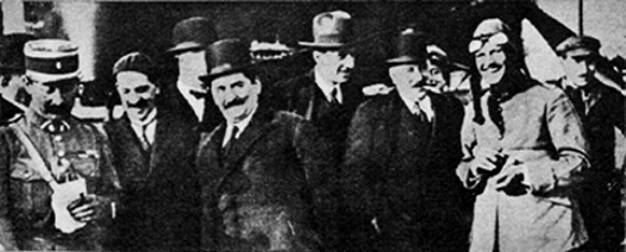 Pasajeros aéreos preparándose para subir, en un aeropuerto francés, en 1920