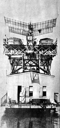 EL AERÓDROMO: Samuel Pierpont Langley creó este "aeródromo" fluvial en el Potomac, pero sus tentativas de volar, junto con 50 mil dólares invertidos en el aparato y su base de lanzamiento, terminaron en fracasos, en diciembre de 1903.