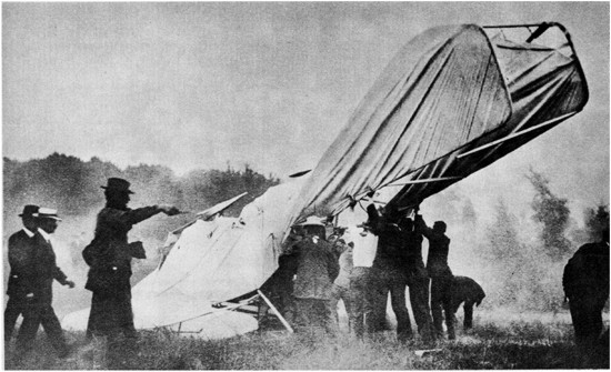 PRIMER MÁRTIR: El teniente Selfridge, del Ejército norteamericano, fue la primera víctima de la aviación. Lo fotografía corresponde al accidente en que perdió la vida, cuando volaba como pasajero de Orville Wright, en Fort Myer, el 17 de septiembre de 1908. Este documento gráfico se guarda en el instituto Smithsoniano.