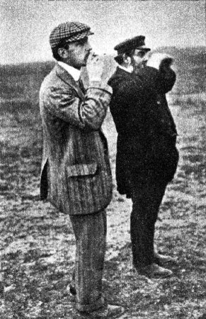 AVIADORES: Hubert Latham, que fracasó en su tentativa de cruzar el Canal de La Mancha, y Léon Levasseur.