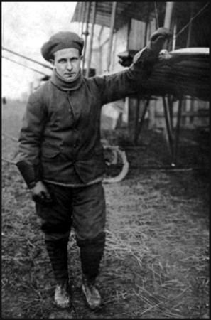 VENCEDOR DE LOS ALPES: El peruano Jorge "Geo" Chávez, que atravesó los Alpes •n un débil avión, muriendo luego al estrellarse el aparato una ver realizada la hazaña que causó admiración en el mundo entero.