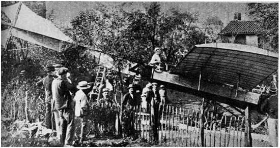 ALAS Y FALDAS: Las mujeres de Europa tuvieron muy pocas vacilaciones para reclamar y obtener un lugar en la aviación. La fotografía, de 1911, muestra un accidente sin víctimas, en las afueras de París; la dama piloto salvó ilesa.