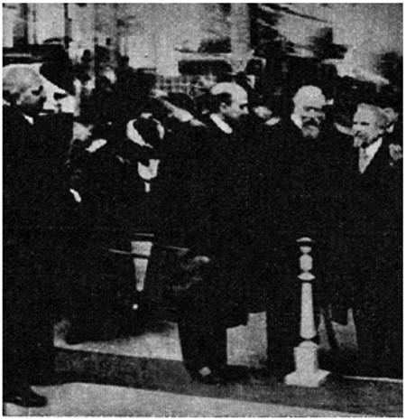SÁNCHEZ BESA: El chileno José Luis Sánchez Besa, piloto, diseñador y constructor de aviones, en una fotografía con el Presidente de Francia Raymond Poincaré, en París.