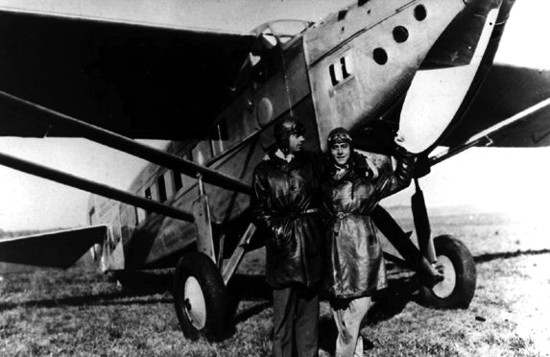LOS HÉROES DE LA PAZ: Antoine de Saint-Exupéry, a la izquierda, y Henri Guillaumet, cuando volaban juntos en 1930, abriendo rutas para el correo aéreo y el transporte de pasajeros. Saint-Exupéry y su obra literaria sobre la aviación tienen lugar destacado en el arte mundial.