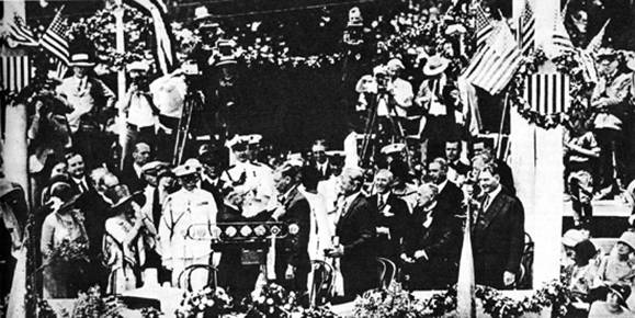 CONMOCIÓN MUNDIAL. La singular travesía del Atlántico efectuada por Charles Lindbergh cubrió de gloria a la aeronáutica estadounidense. El Presidente Coolidge, de Estados Unidos, condecoró al "loco del aire", luego de concluida la hazaña
