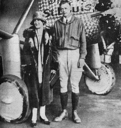CON SU MADRE. El joven capitán y su madre, Evangeline, aparecen delante del "Spirit of Saint Louis", poco antes de la partida. Con un sencillo "buen viaje", ella lo despidió desde Detroit.