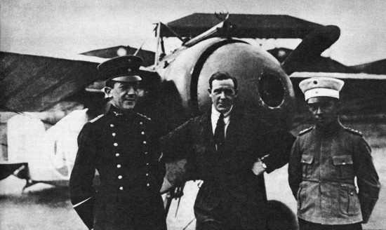 VENCEDORES DE LOS ANDES: Histórica fotografía que muestra, de izquierda a derecha, al teniente Armando Cortínez Mujica, al capitán del Royal Flying Corp., Víctor H. Huston, experto aviador británico, y al teniente Dagoberto Godoy Fuentealba, junto a un Bristol, aparato que se empleó en la hazaña.