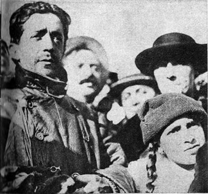 Armando Cortínez poco después de haber descendido del avión en que realizó la doble travesía de Los Andes, recibiendo el saludo de Chile.