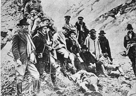 Los restos del aviador argentino Benjamín Matienzo, cuyo aparato se estrelló en su tentativa de cruzar la cordillera de Los Andes en 1919. Fue encontrado ocho meses más tarde.