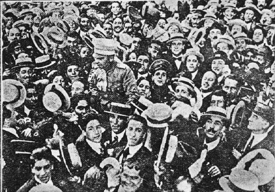 Dagoberto Godoy en brazos de los santiaguinos es vitoreaÂ¬do después de haber sido el primer piloto que atravesó Los Andes por su parte más alta.